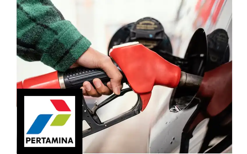 Isi-BBM-di-SPBU-Pertamina-oleh-operator-laki-laki