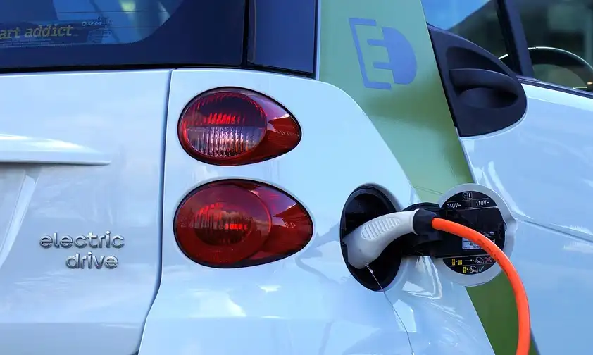 Mobil-Listrik-yang-ramah-lingkungan-di-charger