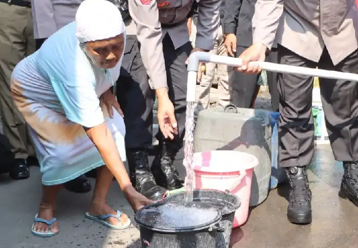 Polres-Tegal-Kota-Beri-Bantuan-Air-Bersih-untuk-Warga-Kelurahan-Panggung-Jelang-Hari-Bhayangkara-ke-77