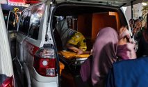 Seorang siswa memasuki ambulans untuk mendapatkan penanganan medis setelah mengalami keluhan muntah dan gangguan pencernaan usai menyantap menu MBG di wilayah Kalijaga, Kota Cirebon, Selasa 20 Oktober 2026.