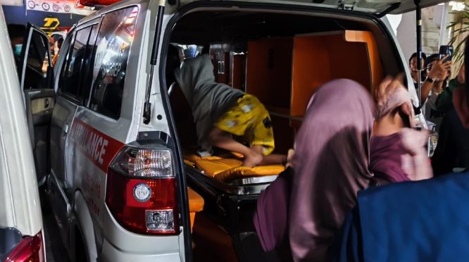 Seorang siswa memasuki ambulans untuk mendapatkan penanganan medis setelah mengalami keluhan muntah dan gangguan pencernaan usai menyantap menu MBG di wilayah Kalijaga, Kota Cirebon, Selasa 20 Oktober 2026.